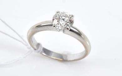 A SOLITAIRE DIAMOND RING WEIGHING APPROXIMATELY 1.14 CTS IN 18CT WHITE GOLD (ESTIMATED G-H/SI2), SIZE N