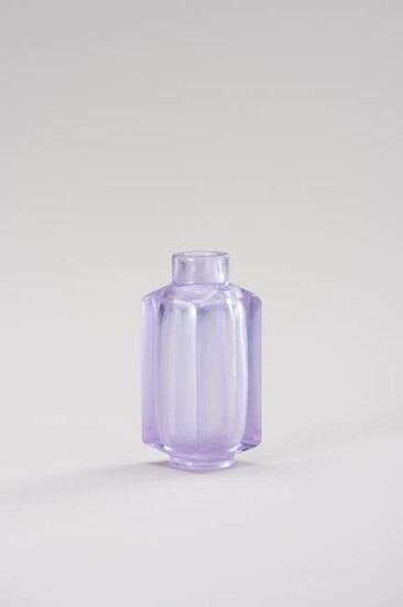 A TRANSPARENT LILAC GLASS LADY'S SNUFF BOTTLE
