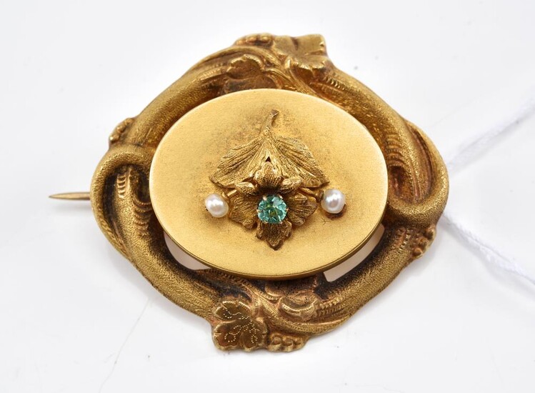 A VICTORIAN GREEN STONE AND NATURAL PEARL BROOCH IN 9CT GOLD, 5.1GMS