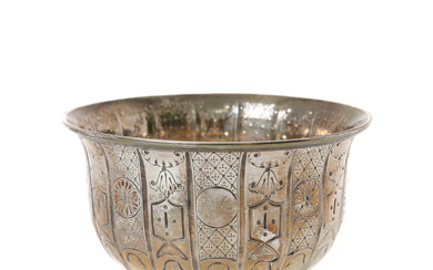 A VICTORIAN SILVER BOWL, IN 17TH CENTURY STYLE.