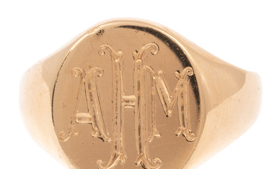 A Yellow Gold Signet Ring in 14K