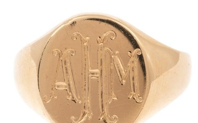 A Yellow Gold Signet Ring in 14K