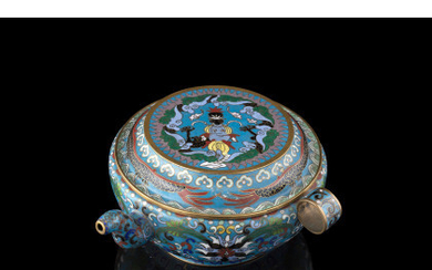 A cloisonnè enamel teapot, flowers pattern decorated, ring handle, apocryphal Qianlong mark China, 20th century (9x21x20 cm.)