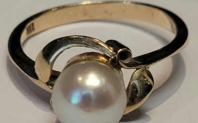 A cultured pearl ring in 18k yellow gold