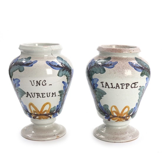 A pair of 20th century Italian faience pharmacy jars. H. 21 cm. (2)