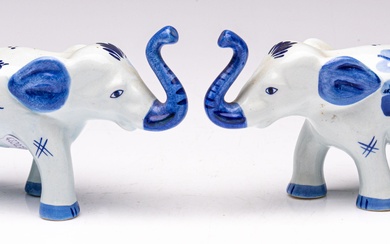 A pair of Delft Blauw hand-painted blue elephant figurines depicting horns up (H:8cm)
