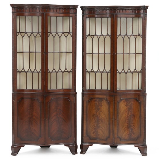 A pair of George III style mahogany corner cabinets. England, late 19th century. H. 195 cm. W. 100 cm. D. 54 cm. (2).