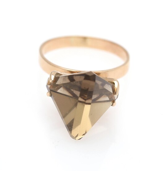 SOLD. A smoky quatz ring set with a fancy-cut smoky quartz, mounted in 14k gold. Size 56. – Bruun Rasmussen Auctioneers of Fine Art