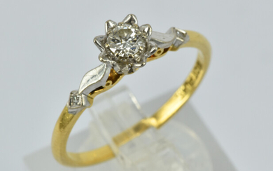 AN 18CT GOLD AND PLATNIUM RING