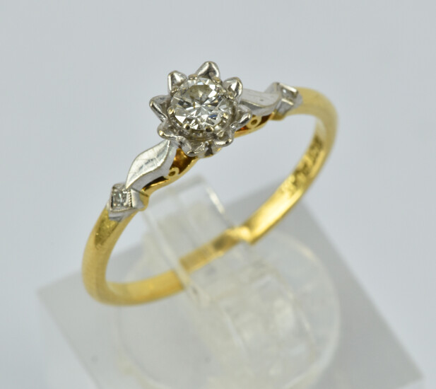 AN 18CT GOLD AND PLATNIUM RING