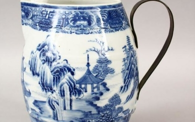 AN 18TH / 19TH CENTURY CHINESE QIANLONG BLUE & WHITE