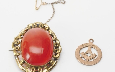 AN ANTIQUE CARNELIAN BROOCH (50X40MM) IN GILT, TOGETHER WITH A MASONIC PENDANT IN 9CT GOLD, HALLMARKED BIRMINGHAM, LENGTH 25MM, 1.9GMS