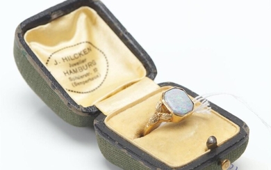 AN ANTIQUE STYLE OPAL DOUBLET RING WITH FOLIATE SHOULDERS, IN 9CT GOLD, RING SIZE N-O, 3GMS