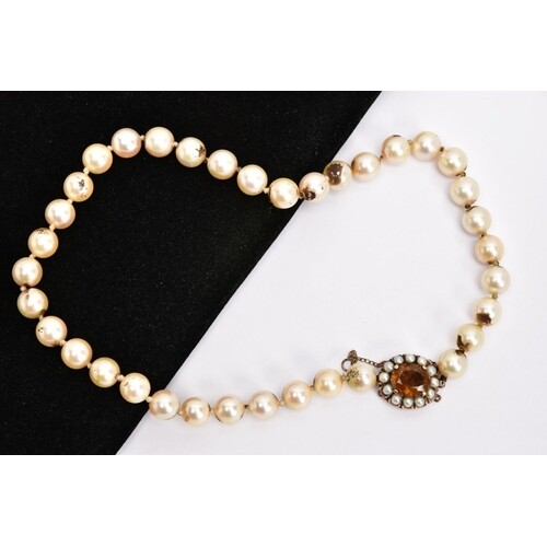 AN EARLY 20TH CENTURY CULTURED PEARL NECKLACE WITH 9CT GOLD ...