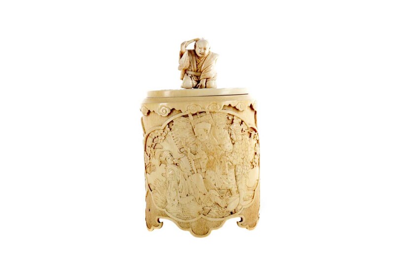 AN EARLY 20TH CENTURY JAPANESE IVORY BOX