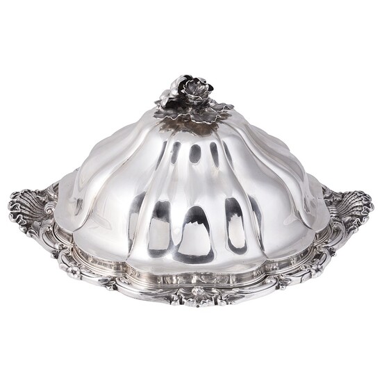 AN EARLY VICTORIAN SILVER ENTREE DISH AND COVER