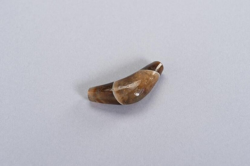AN OLD 'CHUNG DZI' BANDED AGATE BEAD
