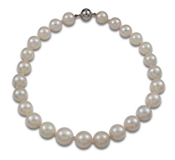 AUSTRALIAN PEARLS NECKLACE, CLOSURE IN WHITE GOLD