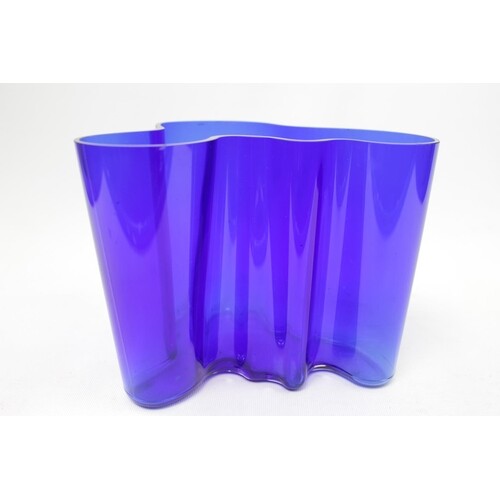 Alvar Aalto limited edition Blue glass freeform vase 528 of ...