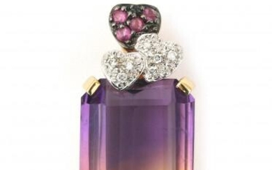 An 18 karat gold pendant with ametrine, diamond and ruby. Featuring an emerald cut ametrine of ca. 15 ct. and three pavé set hearts with ruby and diamond. Bale with a clip at the back. Provenance: Italy. Gross weight: 6.4 g.
