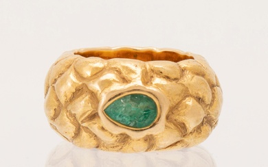 An 18K gold ring set with a pear-shaped emerald KEPPLER KERN