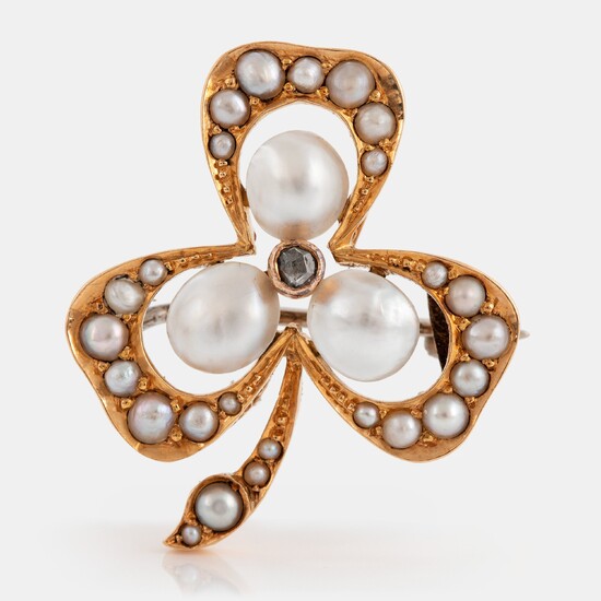An 18k gold brooch set with pearls and a rose-cut diamond