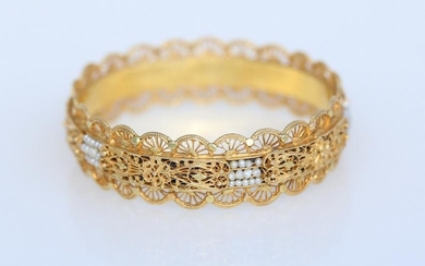 Antique 18K Gold bracelet with pearl seeds.