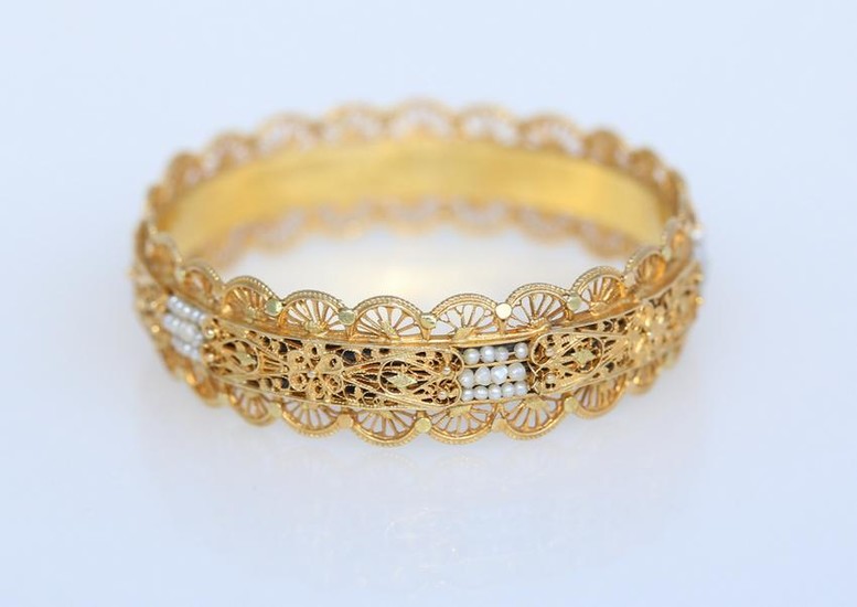 Antique 18K Gold bracelet with pearl seeds.