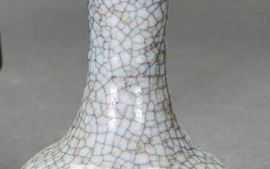 Antique vase in Chinese glazed ceramic, grey colour with beautiful crackle effect. With marks on the base. Height: 12 cm. Exit: 200uros. (33.277 Ptas.)