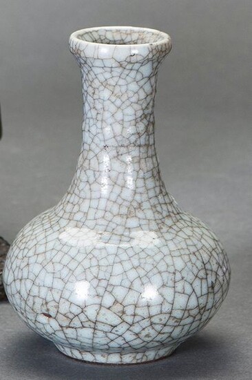 Antique vase in Chinese glazed ceramic, grey colour with beautiful crackle effect. With marks on the base. Height: 12 cm. Exit: 200uros. (33.277 Ptas.)