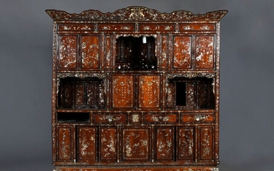 Armoire en palissandre Indochine, XIXe siècle Elle ouvre à de nombreux vantaux, décor d'incrustations de...