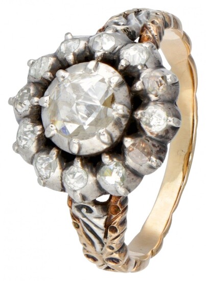 BLA 10K. Bicolor gold vintage rosette ring set with rose cut diamond.