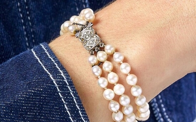 BRACELET PERLES DE CULTURE A cultured pearl, imitation stone and silver bracelet. Gross weight : 21,64 gr. Length : 16 cm.