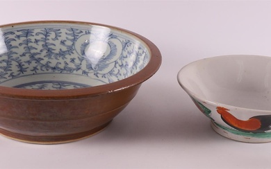 Bol en porcelaine bleu/blanc et capucine, Chine vers 1900, h 8,5 x Ø 28 cm....