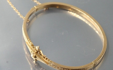 Bracelet rigide en or jaune 14k (585) orné d'une perle, et de motifs floraux ciselés...