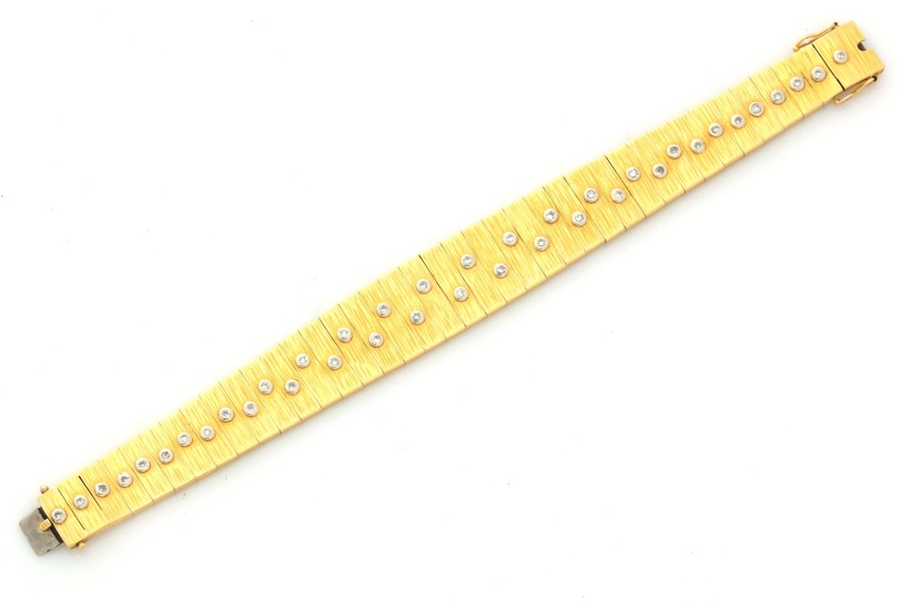 Bracelet ruban en or jaune 18K (750/1000) à maille articulée stylisant des écorces, orné d’une...