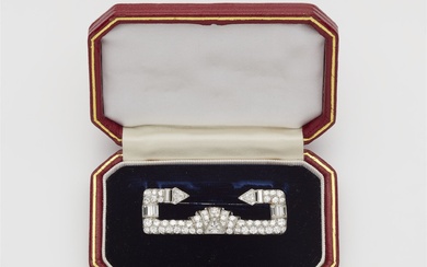 Broche Art déco avec diamants Platine, or blanc 18 ct (aiguille). Barrette rectangulaire ouverte pavée...