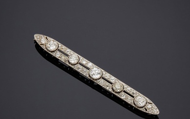 Broche barrette en platine (950/000) et diamants, composée d'une monture oblongue ajourée entièrement pavée de...