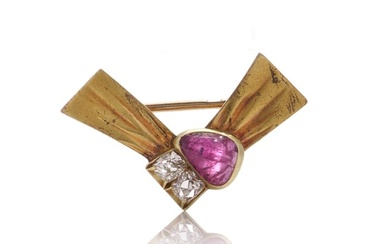 Brooch Early 20th century Russian bow with cabochon ruby and old mine - cut diamonds
