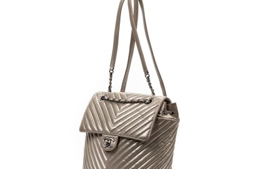CHANEL Sac à dos Back pack Cuir matelassé chevrons irisé taupe Iridescent taupe chevrons quilted...