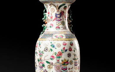 CHINE, Canton - Vers 1900 Vase de forme balustre à col évasé en porcelaine émaillée...