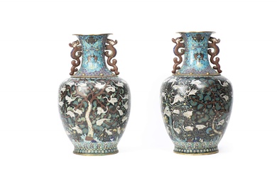 CHINE - Deux vases en cloisonné à décor de grues dans les arbres sur champ noir, époque Qing