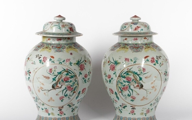 CHINE Paire de potiches balustres couvertes en porcelaine à décor polychrome de fleurs et volatiles....