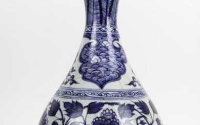 CHINESE BLUE AND WHITE PEAR-SHAPE VASE
