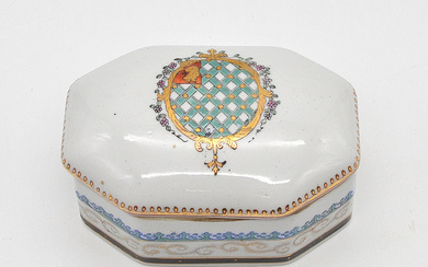 CHINESE HERALDIC PORCELAIN, JEWELRY BOX WITH THE COAT OF ARMS OF THE BRITISH FAMILY LOWNDES, FAMILLE VERTE, 19TH CENTURY.