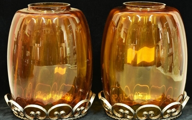 COPPIA DI LUCERNE coppia di lucerne in vetro giallo arancio con base in ferro...