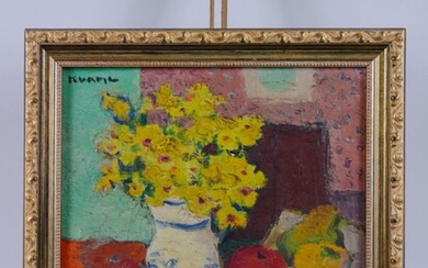 Charles KVAPIL (1884-1957) Nature morte aux fleurs jaunes et pommes Huile sur toile signée en...