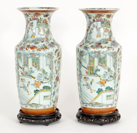 Chine, fin XIXe Paire de vases en porcelaine...