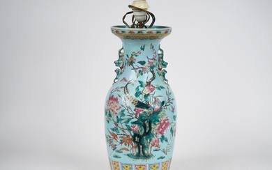 Chine, période Guangxu, Vase balustre en porcelaine et émaux de la famille rose reposant sur...