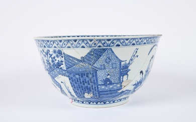Chine, période Kangxi (1662-1722). Grand bol en porcelaine bleu-blanc, l’intérieur orné en médaillon central d’un...